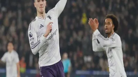 “亚冠激战：新月队以4比1战胜波斯波利斯，登顶榜首，马尔科姆梅开二度，坎塞洛送出关键助攻”