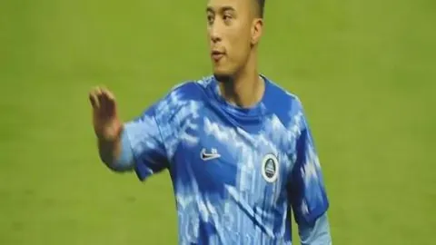 戴维斯红牌开场，莱万帽子戏法助拜仁4-0大胜斯图加特